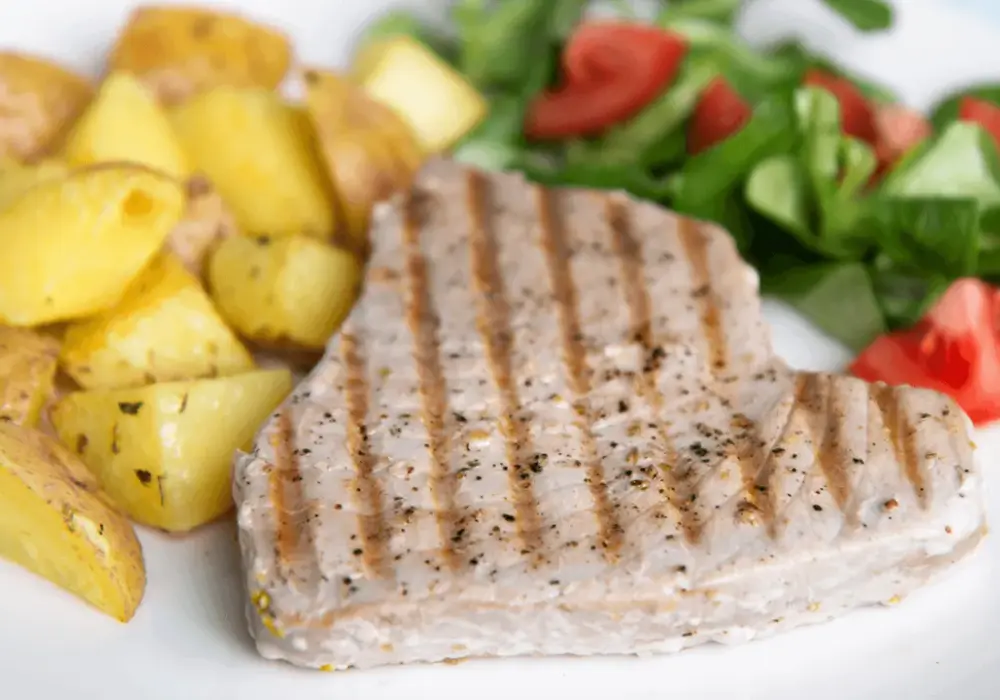 Stek z tuńczyka z grilla: Perfekcyjny przepis, który zachwyci każdego grilla