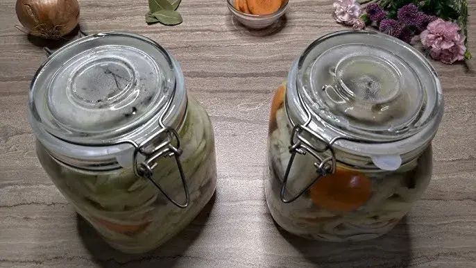 Śledzie w occie - przepis, najlepsza zalewa octowa z cebulą