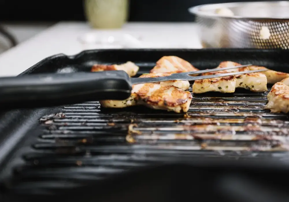 Tłuszcz, przypalone resztki i... spokój – jak wyczyścić grill elektryczny?