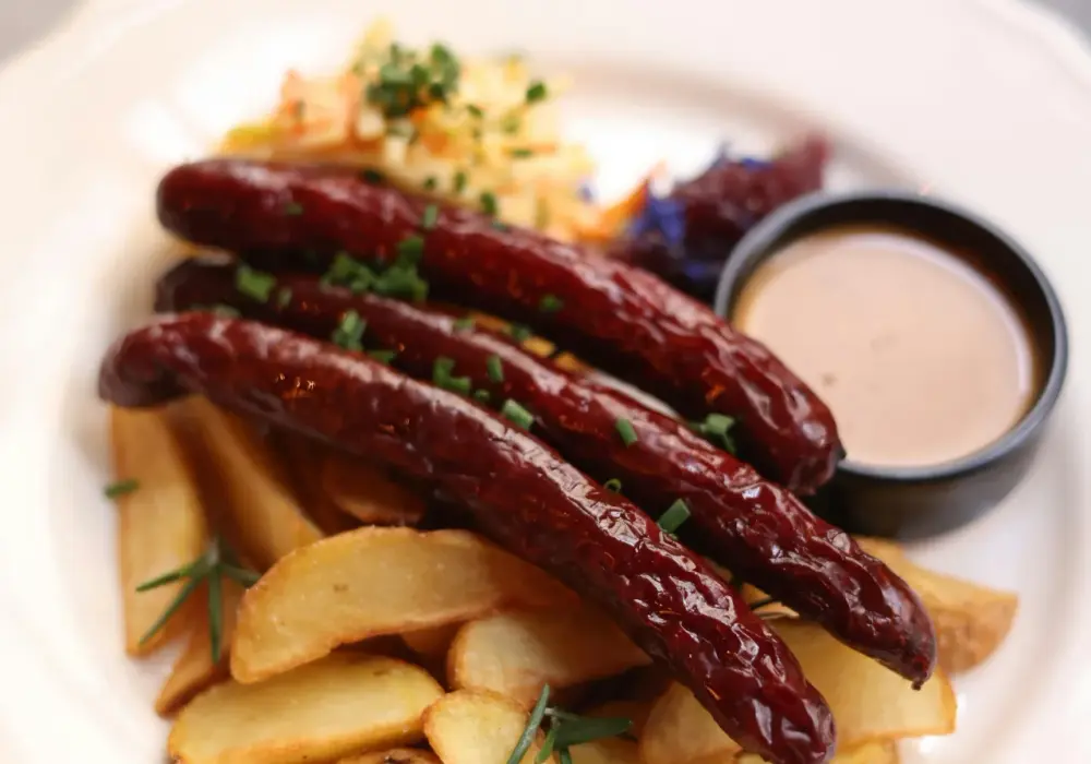Kiełbasa cienka w praktyce – do grillowania, gotowania i dań na szybko