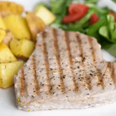 Stek z tuńczyka z grilla: Perfekcyjny przepis, który zachwyci każdego grilla
