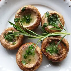 Pyszne pieczarki z grilla z masłem czosnkowym. Prosty przepis krok po kroku