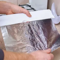 Którą stroną folii aluminiowej do piekarnika: matowa czy błyszcząca?