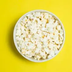 Jak zrobić popcorn w piekarniku: prosty przepis na domową przekąskę