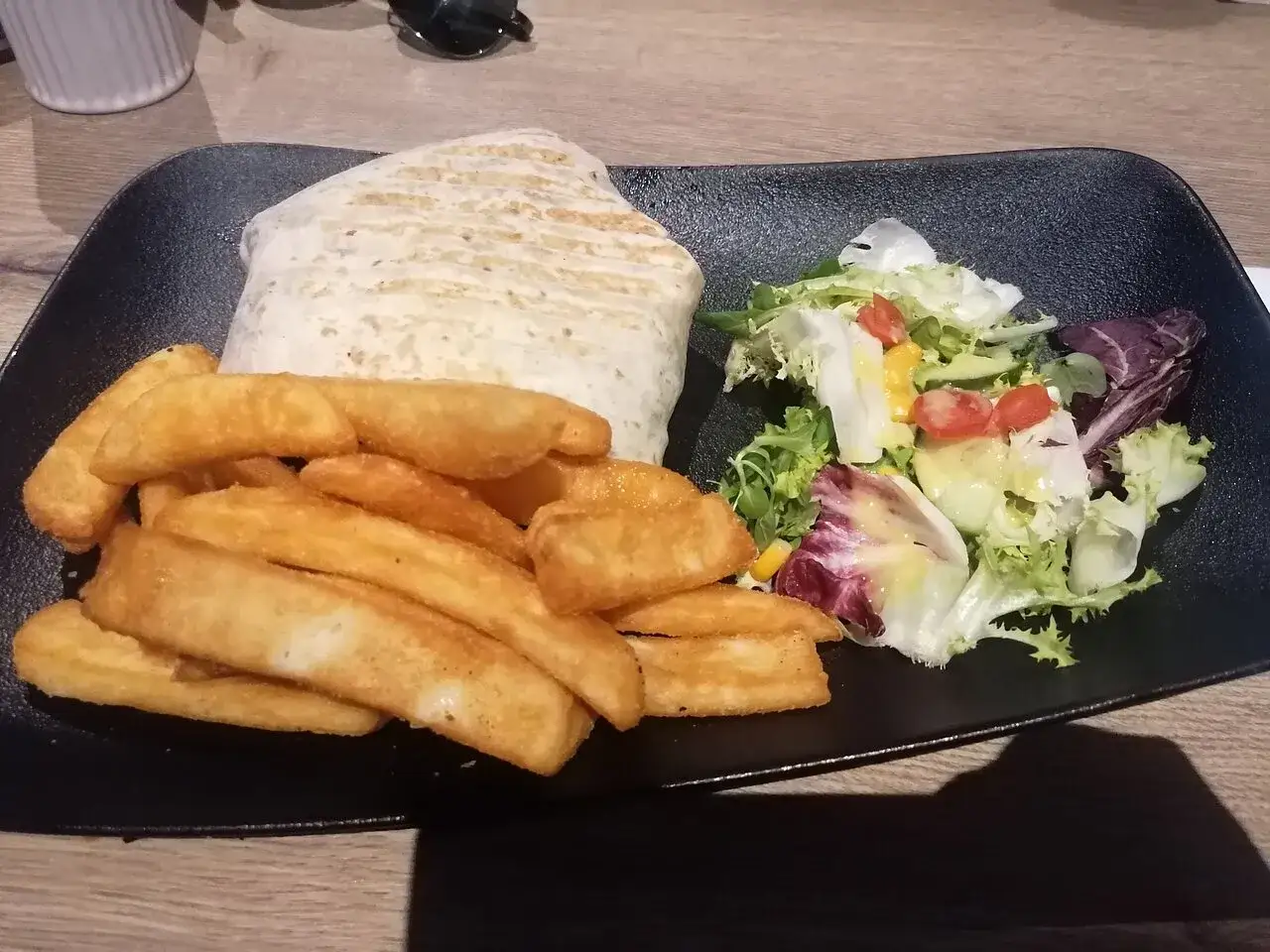 Zdjęcie Garage Grill Bar w Łomży: Wyjątkowe miejsce, które zaskoczy twój apetyt i zmysły