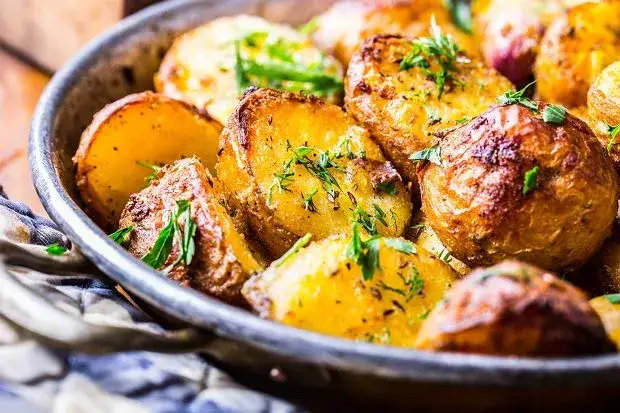 Zdjęcie Ile piec ziemniaki w piekarniku: sprawdzone czasy i temperatury pieczenia