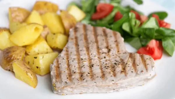Stek z tuńczyka z grilla: Perfekcyjny przepis, który zachwyci każdego grilla